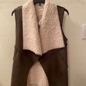Olive vest, NWT super cute